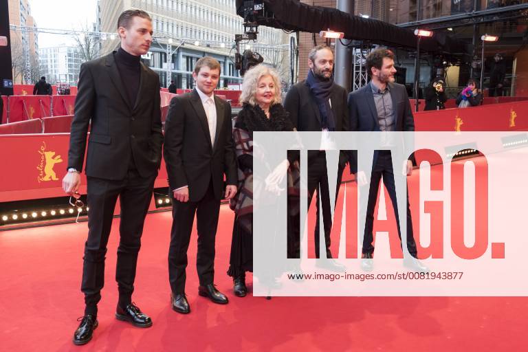 Anthony Bajon, Damien Chapelle und Alex Brendemühl mit Sauspielerin Hanna Schygulla und Regiesseur Cederic Kahn mit während der Premiere des Films LA PRIERE THE PRAYER anlässlich der 68. Internationalen Filmfestspiele Berlin 68. Internationale Filmfestspiele Berlin