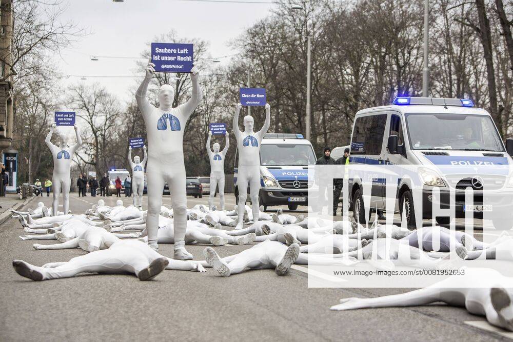 DEU; Deutschland, Stuttgart, 19.02.2018: Die Umweltorganisation Greenpeace demonstriert auf der Bundesstraße 14 in Stuttgart. Rund 40 Aktivisten fordern saubere Luft - nicht nur an der Feinstaub-Hauptstraße der Republik. Das Neckartor in Stuttgart gilt als die am stärksten belastete Straße in Deutschland. Â