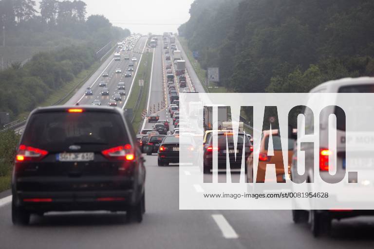 Bitterfeld-Wolfen, Sachsen-Anhalt, Deutschland, GER - Fahrbahnverengung wegen Bauarbeiten auf der A9 in Richtung Berlin. (A9, Alltag, Anstieg, Asphalt, aussen, Aussenaufnahme, Autobahn, Autobahnsanierung, Autofahrer, Automobile, Autos, Autoschlange, Autoverkehr, außen, Außenaufnahme, BAB 9, Bauarbeiten, bauen, Baustelle, Bauwirtschaft, Berufsverkehr, Bitterfeld-Wolfen, Blechlawine, Bundesautobahn, Bundesautobahn 9, Chaos, deutsch, Deutschland, dicht, dreispurig, Einengung, eng, Enge, erneuern, Erneuerung, Europa, europaeisch, europäisch, Fahrbahn, Fahrbahnerneuerung, Fahrbahnsanierung, Fahrbahnverengung, Fahrzeuge, Ferienanfang, Ferienende, gedraengt, gedrängt, Gesellschaft, gesperrt, hinauf, Individualverkehr, Infrastruktur, Jahreszeit, Kraftfahrzeuge, Personenkraftwagen, PKW, QF, Querformat, Reiseverkehr, Rueckansicht, R