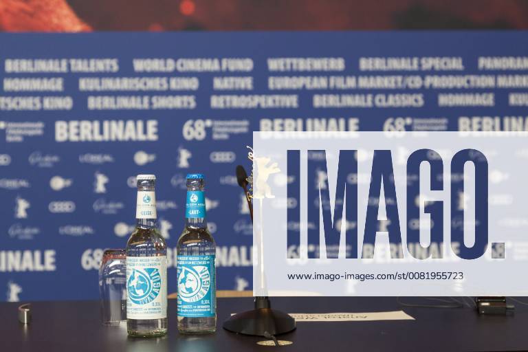 Tisch mit Flaschen und Bärenlogo der Berlinale im Raum der Pressekonferenz 2018 Tisch mit Flaschen und Bärenlogo der Berlinale im Raum der Pressekonferenz 2018