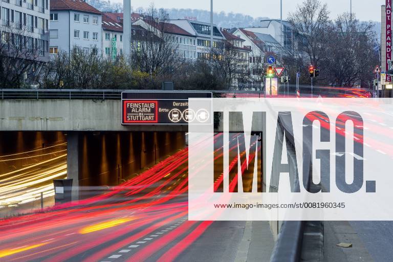 DEU; Deutschland, Stuttgart, 19.02.2018: Feinstaubalarm in Stuttgart. Autofahrer werden aufgefordert, freiwillig auf OePNV umzusteigen. Zudem soll auf Komfortkamine verzichtet werden. Informationsschild an der innerstädtischen Bundesstraße B 14. Â