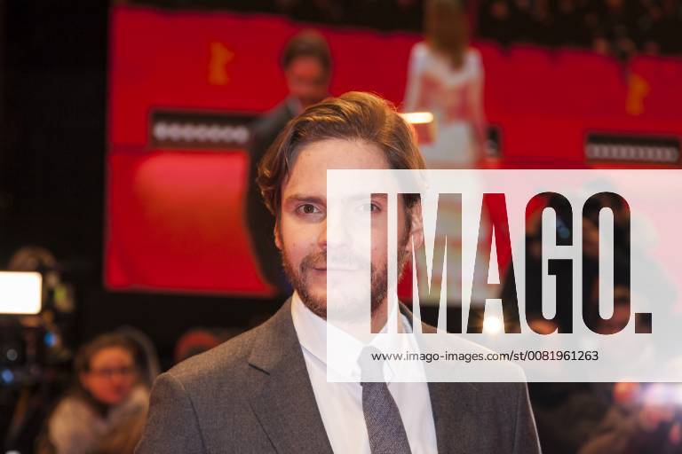 Daniel Brühl auf dem roten Teppich der Berlinale zur Premiere von (7 Days in Entebbe) am 19.02.2018 in Berlin Daniel Brühl auf dem roten Teppich der Berlinale zur Premiere von (7 Days in Entebbe) am 19.02.2018 in Berlin