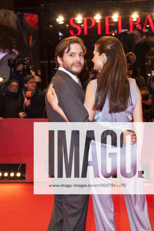 Daniel Brühl mit seiner Freundin Felicitas Rombold auf dem roten Teppich der Berlinale zur Premiere von (7 Days in Entebbe) am 19.02.2018 in Berlin Daniel Brühl mit seiner Freundin Felicitas Rombold auf dem roten Teppich der Berlinale zur Premiere von (7 Days in Entebbe) am 19.02.2018 in Berlin