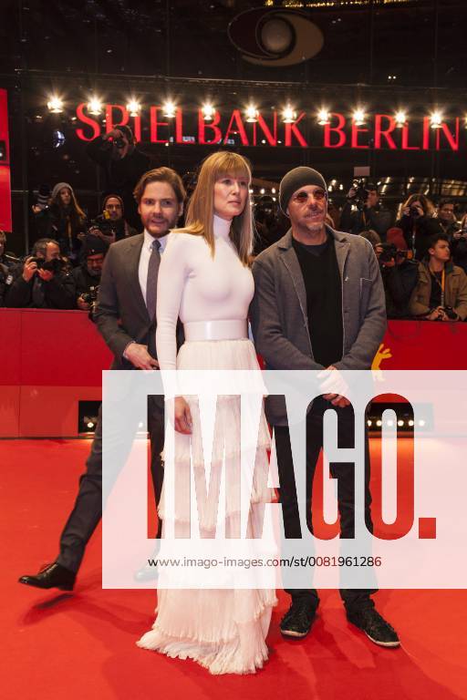 Daniel Brühl, Rosamund Pike und Jose Padilha auf dem roten Teppich der Berlinale zur Premiere von (7 Days in Entebbe) am 19.02.2018 in Berlin Daniel Brühl, Rosamund Pike und Jose Padilha auf dem roten Teppich der Berlinale zur Premiere von (7 Days in Entebbe) am 19.02.2018 in Berlin