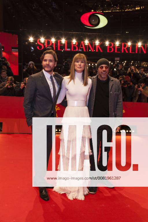 Daniel Brühl, Rosamund Pike und Jose Padilha auf dem roten Teppich der Berlinale zur Premiere von (7 Days in Entebbe) am 19.02.2018 in Berlin Daniel Brühl, Rosamund Pike und Jose Padilha auf dem roten Teppich der Berlinale zur Premiere von (7 Days in Entebbe) am 19.02.2018 in Berlin