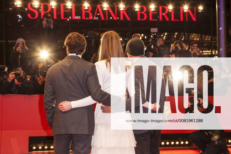 Daniel Brühl, Rosamund Pike und Jose Padilha auf dem roten Teppich der Berlinale zur Premiere von (7 Days in Entebbe) am 19.02.2018 in Berlin Daniel Brühl, Rosamund Pike und Jose Padilha auf dem roten Teppich der Berlinale zur Premiere von (7 Days in Entebbe) am 19.02.2018 in Berlin