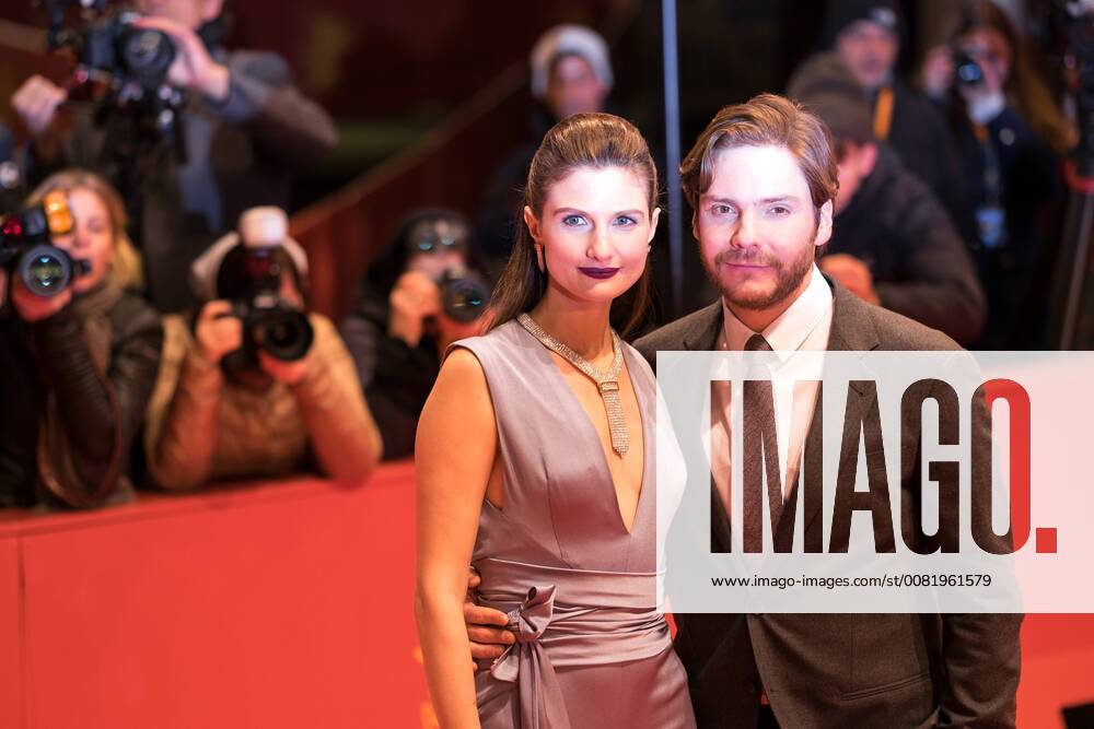 Schauspieler Daniel Brühl mit Felicitas Rombold während der Premiere des Films 7 DAYS IN ENTEBBE - 7 TAGE IN ENTEBBE anlässlich der 68. Berlinale snapshot-photography xK.M.Krause