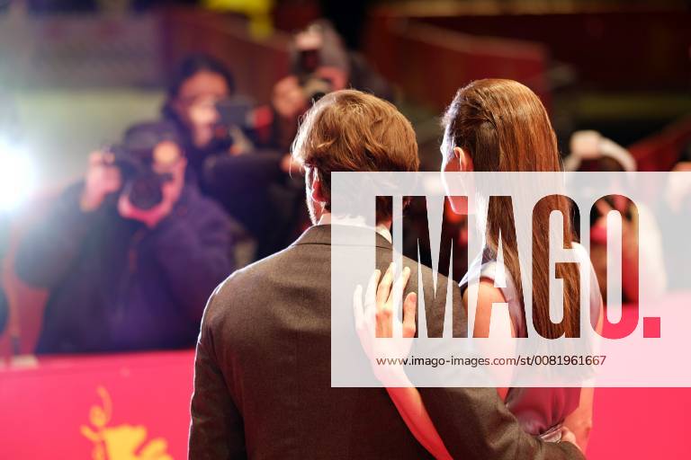 Schauspieler Daniel Brühl mit Felicitas Rombold während der Premiere des Films 7 DAYS IN ENTEBBE - 7 TAGE IN ENTEBBE anlässlich der 68. Berlinale snapshot-photography xK.M.Krause