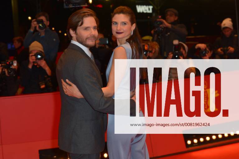 68eme Festival International du film de Berlin. Berlinale. Presentation du film Seven days in Entebbe . BERLINALE 2018 Berlin international Film Festival Premiere of the movie Seven days in Entebbe Daniel Bruhl and girlfriend 224326 2018-02-19 Berlin Allemagne
