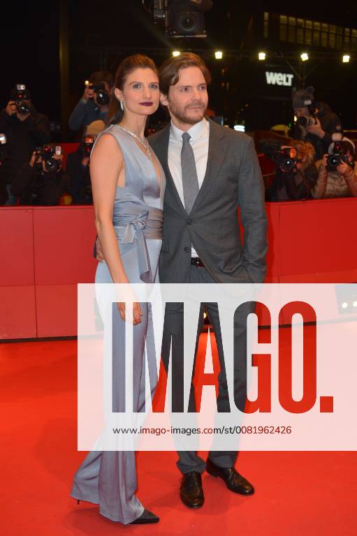 68eme Festival International du film de Berlin. Berlinale. Presentation du film Seven days in Entebbe . BERLINALE 2018 Berlin international Film Festival Premiere of the movie Seven days in Entebbe Daniel Bruhl and girlfriend 224326 2018-02-19 Berlin Allemagne