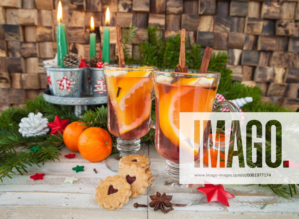 Heisser Punsch mit Gewürzen und Orange - Hot mulled wine