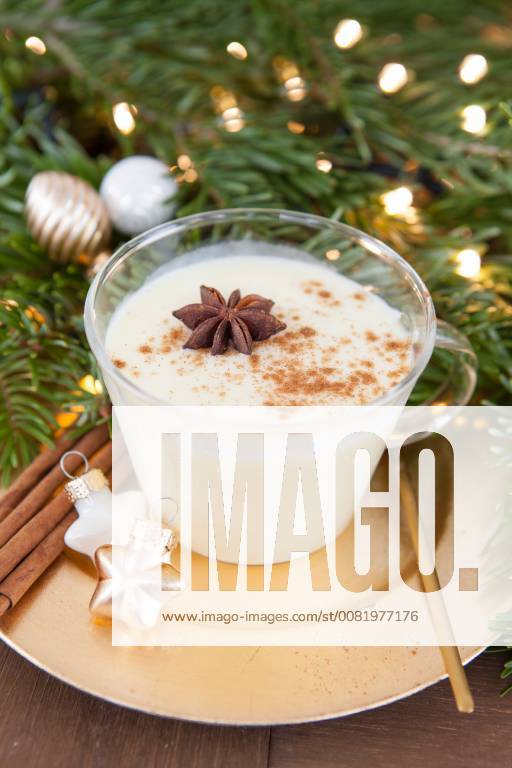 Tasse Eierpunsch mit Zimt und Anis zu Weihnachten - Homemade egg nog