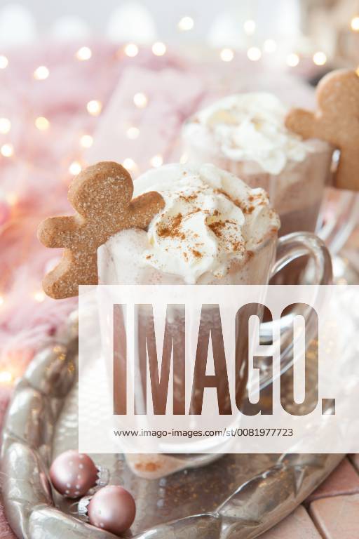 Heisse Schokolade mit Sahne und bunte Dekoration zu Weihnachten - Hot chocolate with whipped cream