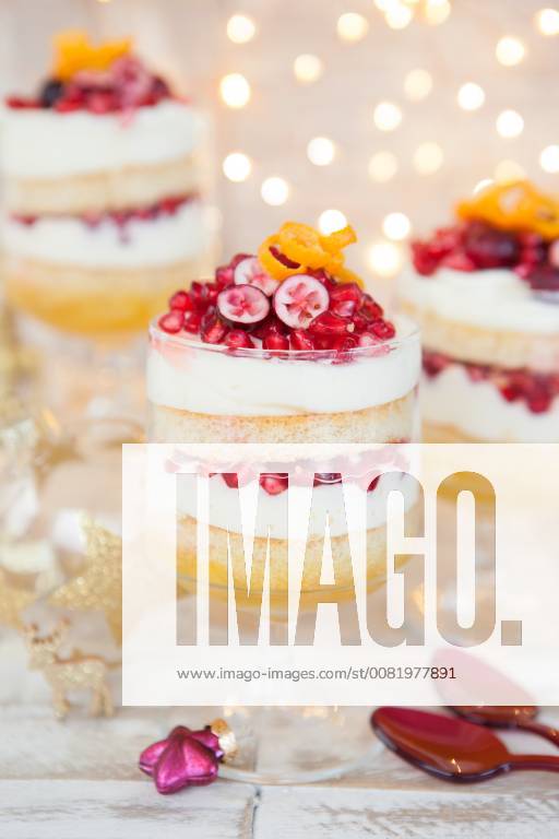 Dessert in Schichten mit weisser Schokomousse, Orange und Granatapfel - Christmas trifle