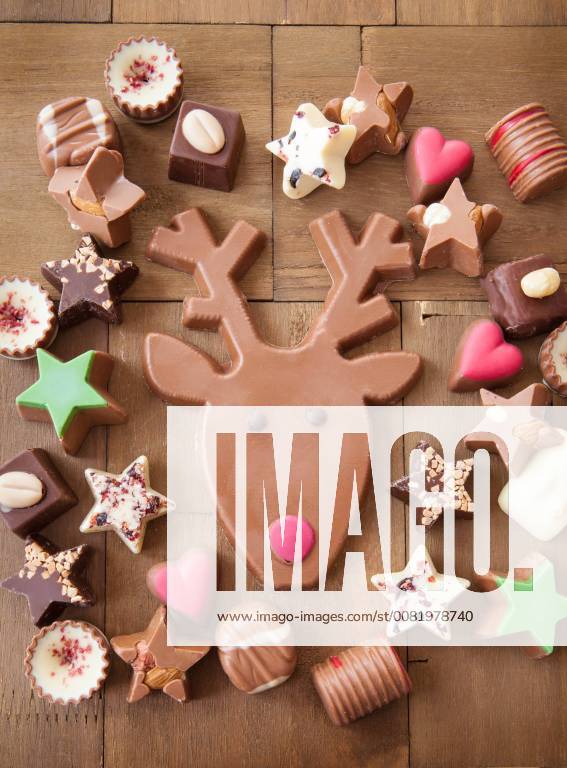 Verschiedene Schokoladen zu Weihnachten auf Hintergrund aus Holz - Christmas chocolates