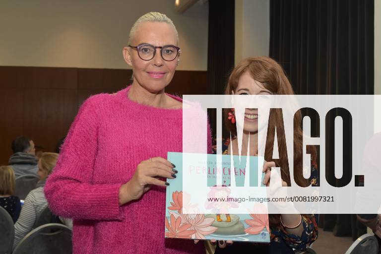 Themen der Woche Natascha Ochsenknecht, Bianca Faltermeyer Natascha Ochsenknecht praesentiert ihr erstes Kinderbuch, Perlinchen - Ich bin anders na und! EIn knallpinkes Kaeferchen hebt ab, im Hotel Ellington n Berlin am 22.02.2018