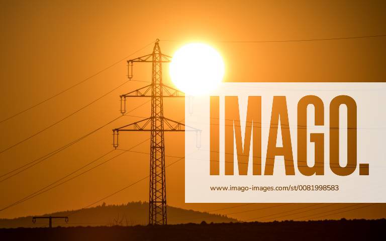 Sonnenuntergang hinter Strommast 22.02.2018, Kronberg: Die Sonne geht hinter dem Mast einer Hochspannungsleitung unter., Kronberg Deutschland