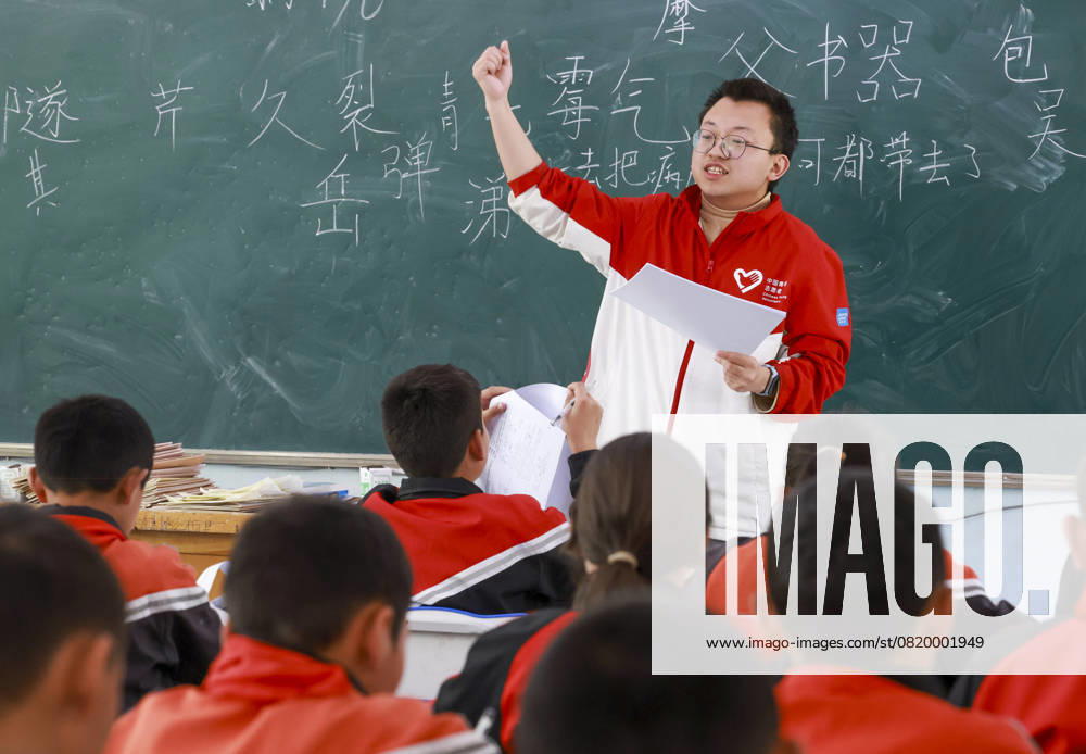 (250520) -- ARTUX, May 20, 2025 -- Volunteer teacher Yan Zefeng gives a class at the primary school of Sheyit Village in Karajol Township under Artux City, Kizilsu Kirgiz Autonomous Prefecture, northwest China s Xinjiang Uygur Autonomous Region, April 23, 2025. TO GO WITH Feature: Volunteer teachers illuminate classrooms in rural Xinjiang ) CHINA-XINJIANG-ARTUX-VOLUNTEER TEACHERS (CN) WangxFei