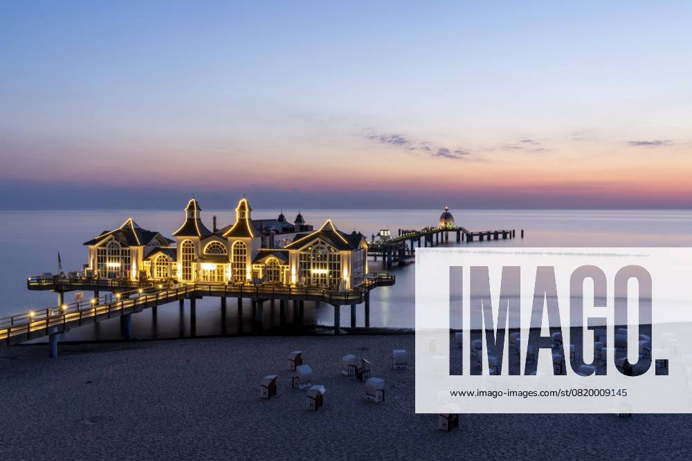 Blick auf die Selliner Seebrücke auf der Insel Rügen an der Ostsee bei Sonnenaufgang, Deutschland, Europa Germany - 15 August 2020: view of the Sellin pier on Ruegen Island on the Baltic Sea at sunrise