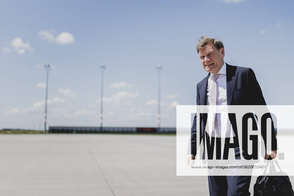 Johann Wadephul (CDU), Bundesaussenminister, aufgenommen vor Abflug nach Bruessel zum Rat fuer Auswaertige Angelegenheiten (RfAB) in Berlin, 20.05.2025. Fotografiert im Auftrag des Auswaertigen Amtes. Berlin Deutschland