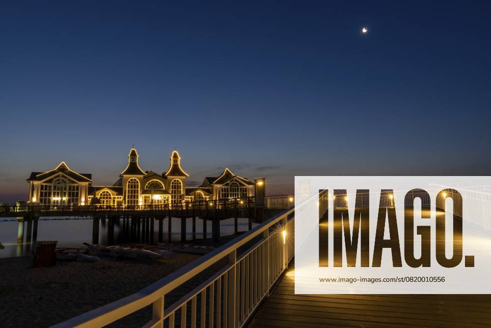 Blick auf die Selliner Seebrücke auf der Insel Rügen an der Ostsee bei Sonnenuntergang, Deutschland, Europa Germany - 15 August 2020: view of the Sellin pier on Ruegen Island on the Baltic Sea at sunset