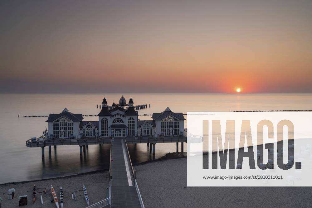 Blick auf die Selliner Seebrücke auf der Insel Rügen an der Ostsee bei Sonnenaufgang, Deutschland, Europa Germany - 15 August 2020: view of the Sellin pier on Ruegen Island on the Baltic Sea at sunrise