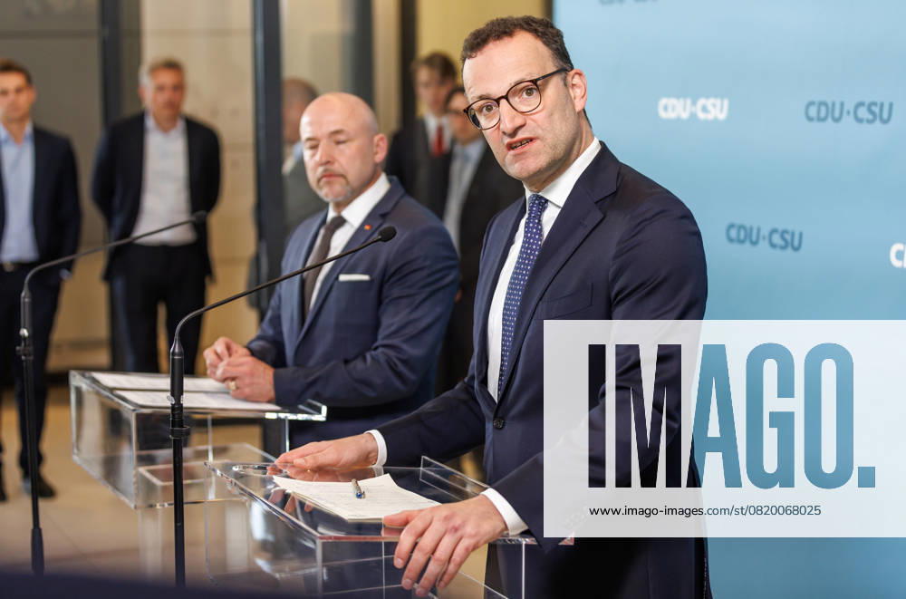 Statement vor den Fraktionssitzung der CDU CSU Jens Spahn, Fraktionsvorsitzender der CDU CSU und Alexander Hoffmann im Bundestag, spricht während eines Statement vor der Fraktionssitzung am 20.05.25 in Berlin. Berlin Berlin Deutschland Reichstag