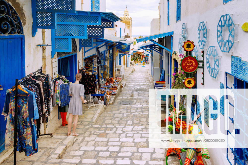 Souk und Geschäfte mit Souvenirs und Kunsthandwerk in der Medina von Sousse, Tunesien