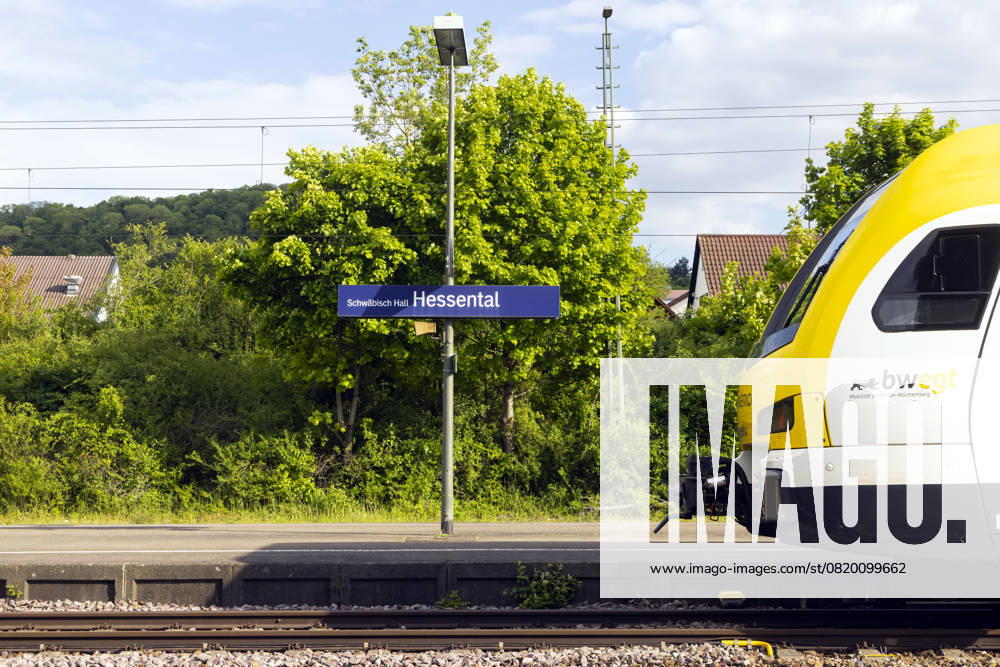 Bahnhof Schwäbisch Hall-Hessental mit Stationsschild und Regionalzug. 17.05.2025: Schwäbisch Hall, Baden-Württemberg, Deutschland, Europa