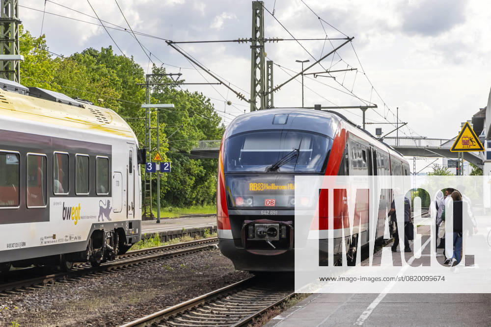 Bahnhof Schwäbisch Hall-Hessental mit Stationsschild und Regionalzug. Westfrankenbahn. 17.05.2025: Schwäbisch Hall, Baden-Württemberg, Deutschland, Europa
