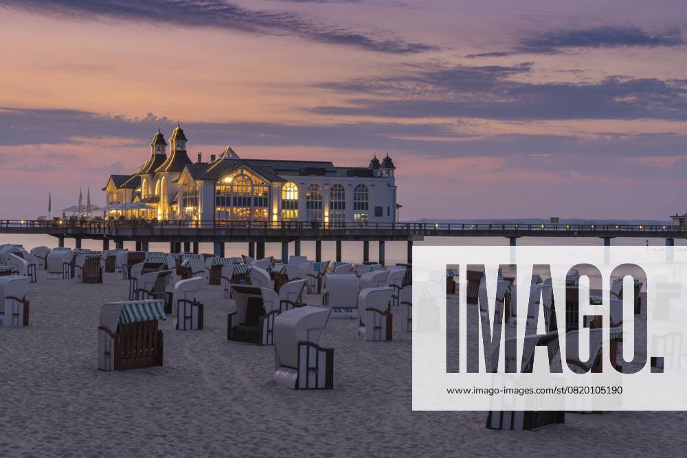 Blick auf die Selliner Seebrücke auf der Insel Rügen an der Ostsee bei Sonnenuntergang, Deutschland, Europa Germany - 15 August 2020: view of the Sellin pier on Ruegen Island on the Baltic Sea at sunset