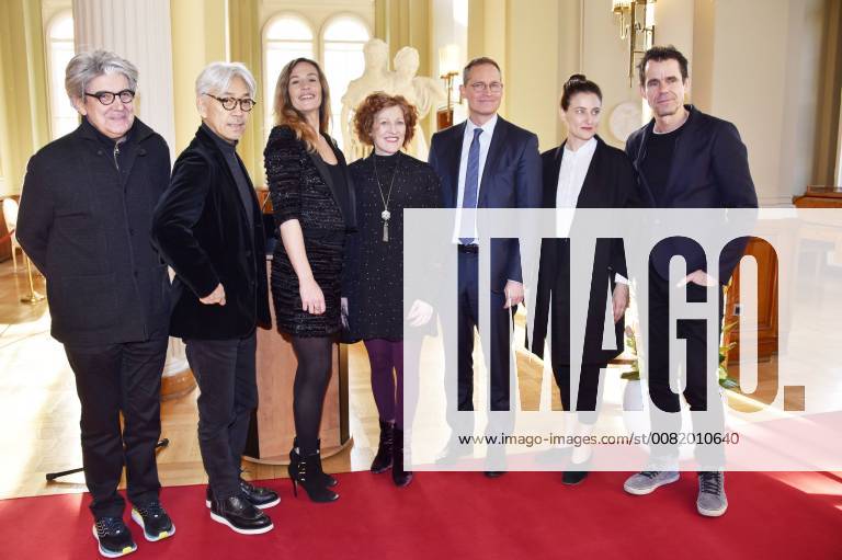 Chema Prado, Ryuichi Sakamoto, Cecile de France, Stephanie Zacharek, Michael Müller, Adele Romanski und Tom Tykwer bei der Einzeichnung der Jury der 68. Internationalen Filmfestspiele Berlin in das Gästebuch von Berlin im Roten Rathaus. Berlin