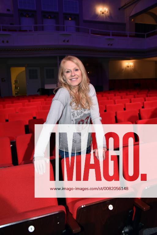 Die Schauspielerin Ulrike Kriegler posiert am 27.02.2018 in Köln bei der Pressekonferenz zu Vorstellung des Programms der Volksbühne am Rudolfplatz, ehemals Millowitsch Theater.