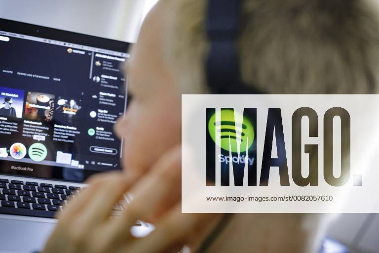 Das Logo des Musik Streaming Dienstes Spotify spiegelt sich in einem Kopfhoerer. Berlin, 27.02.2018. Berlin Deutschland