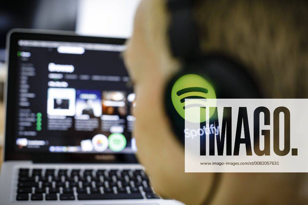 Das Logo des Musik Streaming Dienstes Spotify spiegelt sich in einem Kopfhoerer. Berlin, 27.02.2018. Berlin Deutschland
