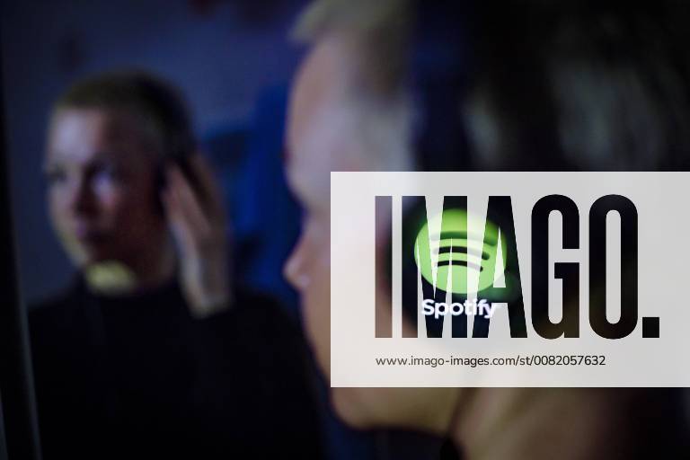 Das Logo des Musik Streaming Dienstes Spotify spiegelt sich in einem Kopfhoerer. Berlin, 27.02.2018. Berlin Deutschland