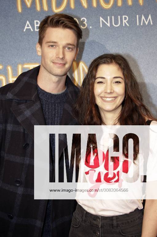 Patrick Schwarzenegger mit Bloggerin bei der Premiere des Kinoflims Midnight Sun - Alles für dich in den Village Cinemas. Wien