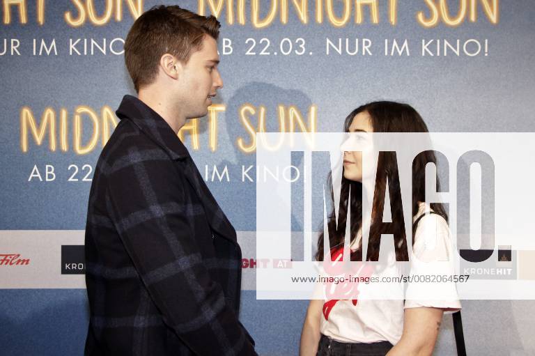 Patrick Schwarzenegger mit Bloggerin bei der Premiere des Kinoflims Midnight Sun - Alles für dich in den Village Cinemas. Wien