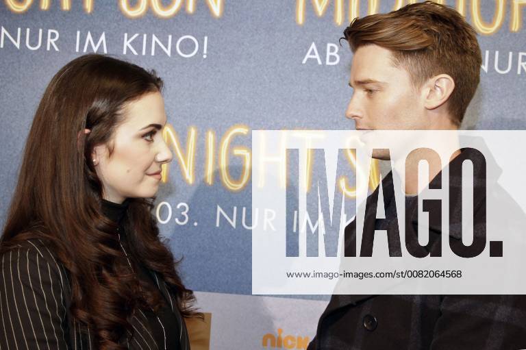 Patrick Schwarzenegger mit Bloggerin bei der Premiere des Kinoflims Midnight Sun - Alles für dich in den Village Cinemas. Wien