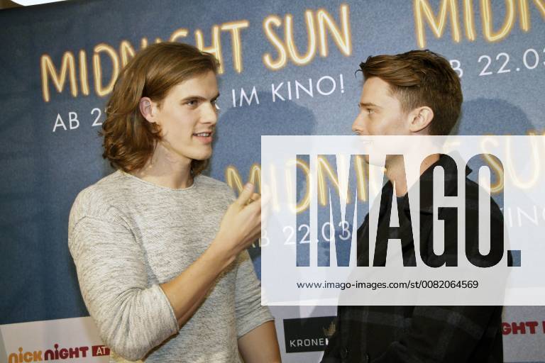 Patrick Schwarzenegger mit Blogger bei der Premiere des Kinoflims Midnight Sun - Alles für dich in den Village Cinemas. Wien