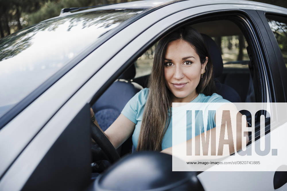Young woman driving car model released, Symbolfoto property released, EBBF04542
