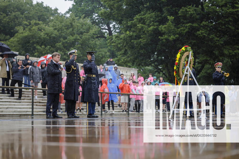 Johann Wadephul (CDU), Bundesaussenminister, aufgenommen bei einer Kranzniederlegung auf dem Nationalfriedhof Arlington. Washington, 28.05.2025. Fotografiert im Auftrag des Auswaertigen Amtes Washington United States