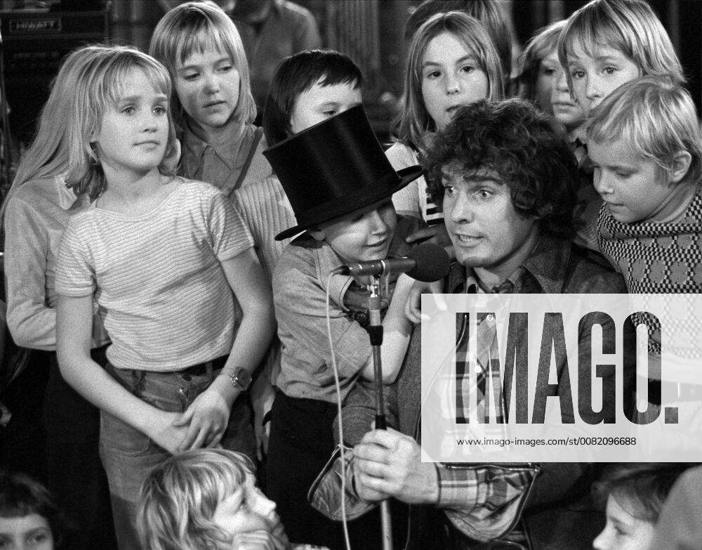 Berlin, Deutsche Demokratische Republik (DDR) - Musiker Frank Schoebel singt mit einer Kindergruppe Lieder der Schallplatte Komm wir malen eine Sonne . (Auftritt, Berlin, DDR, deutsch, Deutsche Demokratische Republik, Deutschland, Europa, europaeisch, Frank Schoebel, Frank Schöbel, GDR, Gesang, historisch, innen, Innenaufnahme, Kinder, Kindergruppe, Komm wir malen eine Sonne, Mensch, Musiker, Persoenlichkeit, Person, pmscartandhistory, Portraet, Portrait, QF, Querformat, s w, Saenger, Schlagersaenger, Schoebel, schwarz weiss, schwarz-weiss, Schwarzweiss, Schöbel, singen, Westeuropa, Zeitdokument, Zeitgeschichte) 00S750607F018SCHOEBEL_DDR