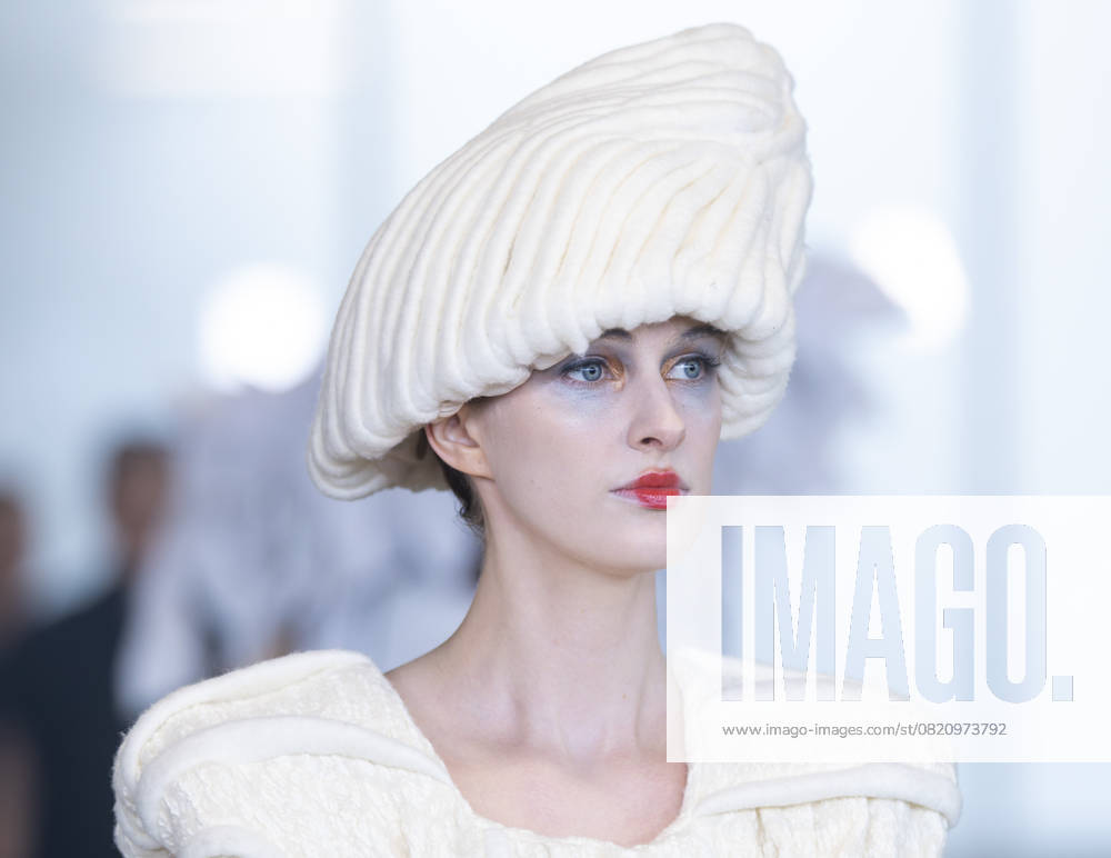 (250530) -- TORONTO, May 30, 2025 -- A model presents a creation at the 2025 Fashion Art Toronto s Fashion Week Spring Summer in Toronto, Canada, on May 29, 2025. Featuring collections from over 40 Canadian designers, the annual fashion show kicked off here on Thursday. (Photo by Xinhua) CANADA-TORONTO-FASHION ART SHOW ZouxZheng