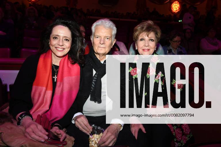 Peter Horten mit Ehefrau Slava Kantcheff und Carolin Reiber Premiere Circus Krone 3. Winterprogramm Manege Circus Kronebau München 01.03.2018.