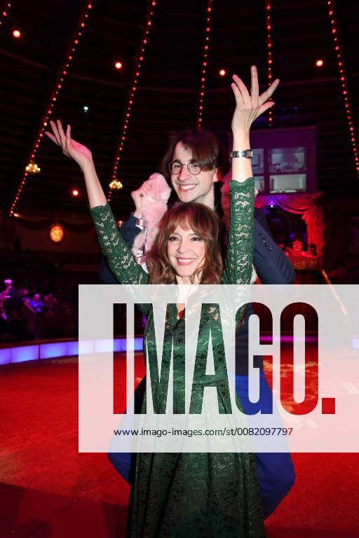 Cornelia Corba mit Adoptivsohn Benjamin Premiere Circus Krone 3. Winterprogramm Manege Circus Kronebau München 01.03.2018.