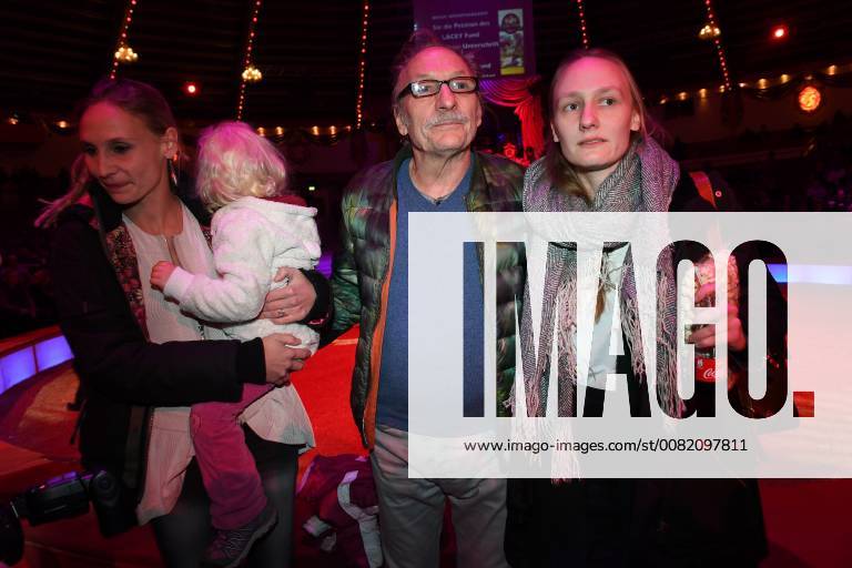 Franz Xaver Kroetz mit seine Töchtern Josefine und Magdalena sowie seine Enkelin Premiere Circus Krone 3. Winterprogramm Manege Circus Kronebau München 01.03.2018.
