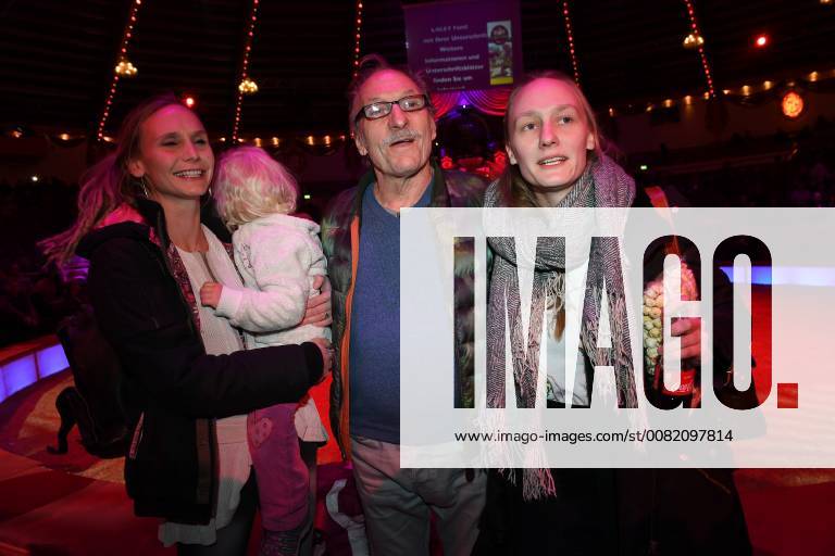 Franz Xaver Kroetz mit seine Töchtern Josefine und Magdalena sowie seine Enkelin Premiere Circus Krone 3. Winterprogramm Manege Circus Kronebau München 01.03.2018.