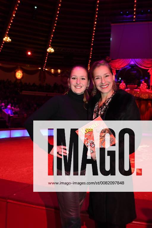 Lisa Seitz mit Tochter Luzie Premiere Circus Krone 3. Winterprogramm Manege Circus Kronebau München 01.03.2018.