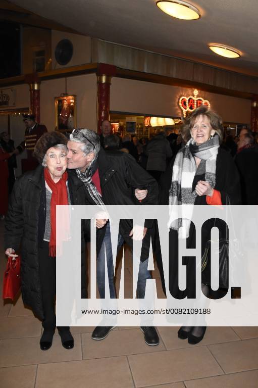 Ruth Megary, Alexander Nino Korda und Gast bei der Premiere vom 3. Winterprogramm 2018 des Circus Krone im Kronebau. München